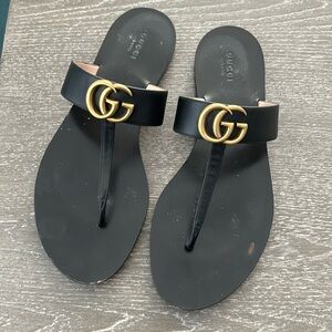 Gucci 
Black Flat Marmont Leather Thong! Size 42